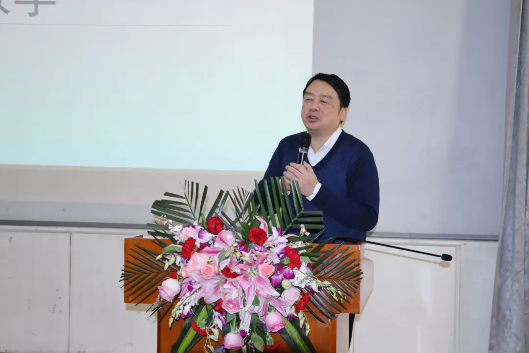 37伟德第二附属中学正高级教师  何杰老师.jpg