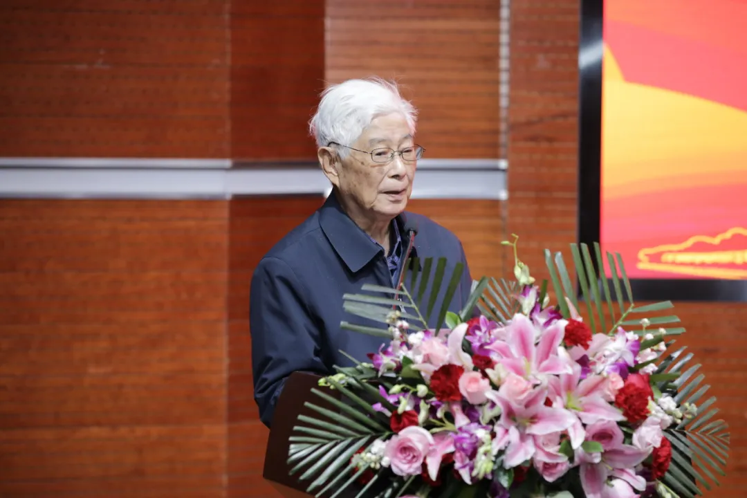 09伟德资深教授 顾明远先生.jpg